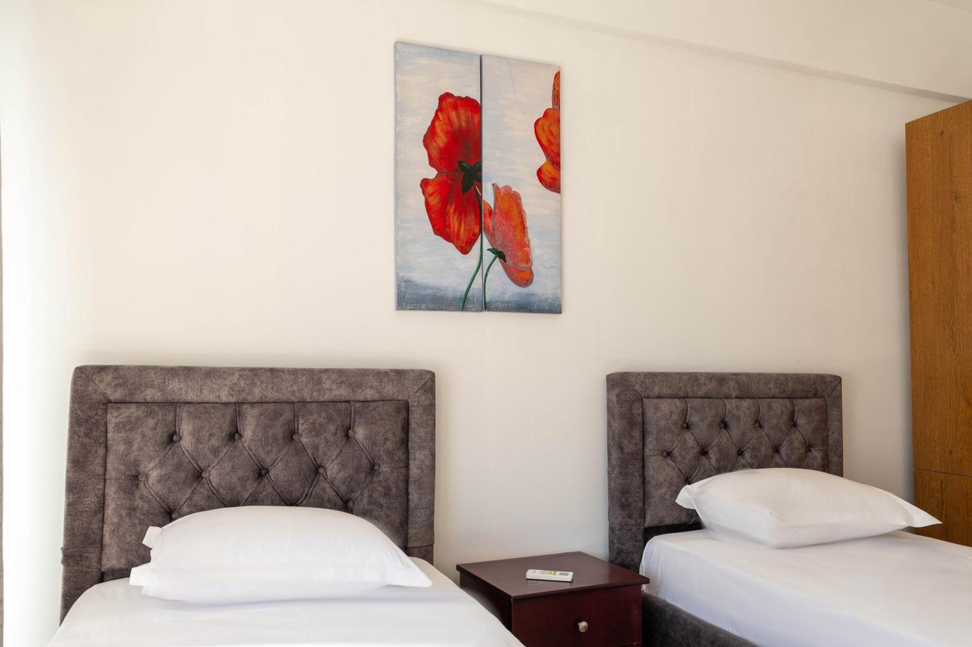 Alnes Hotel Sarandë Buitenkant foto