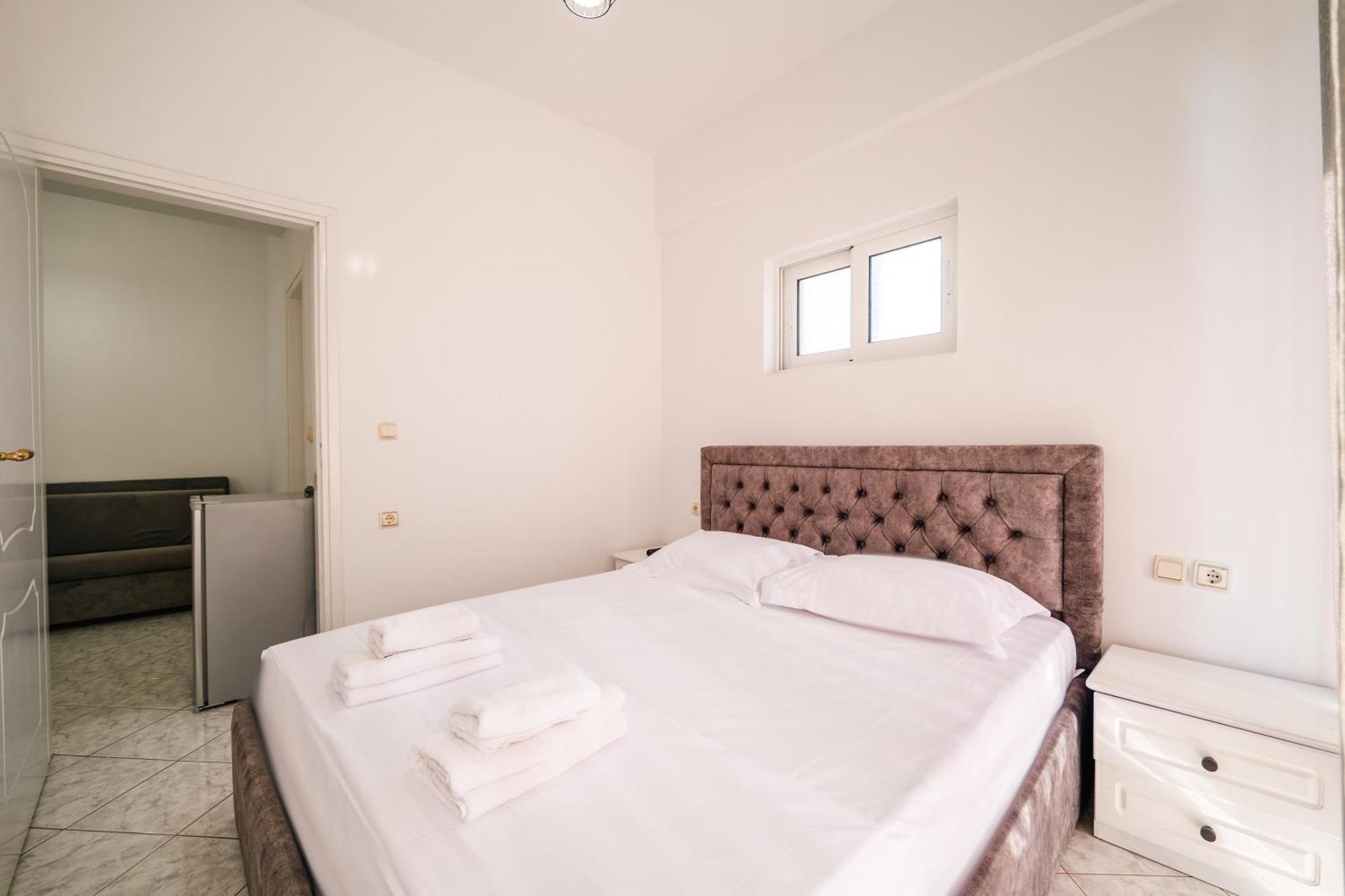 Alnes Hotel Sarandë Buitenkant foto