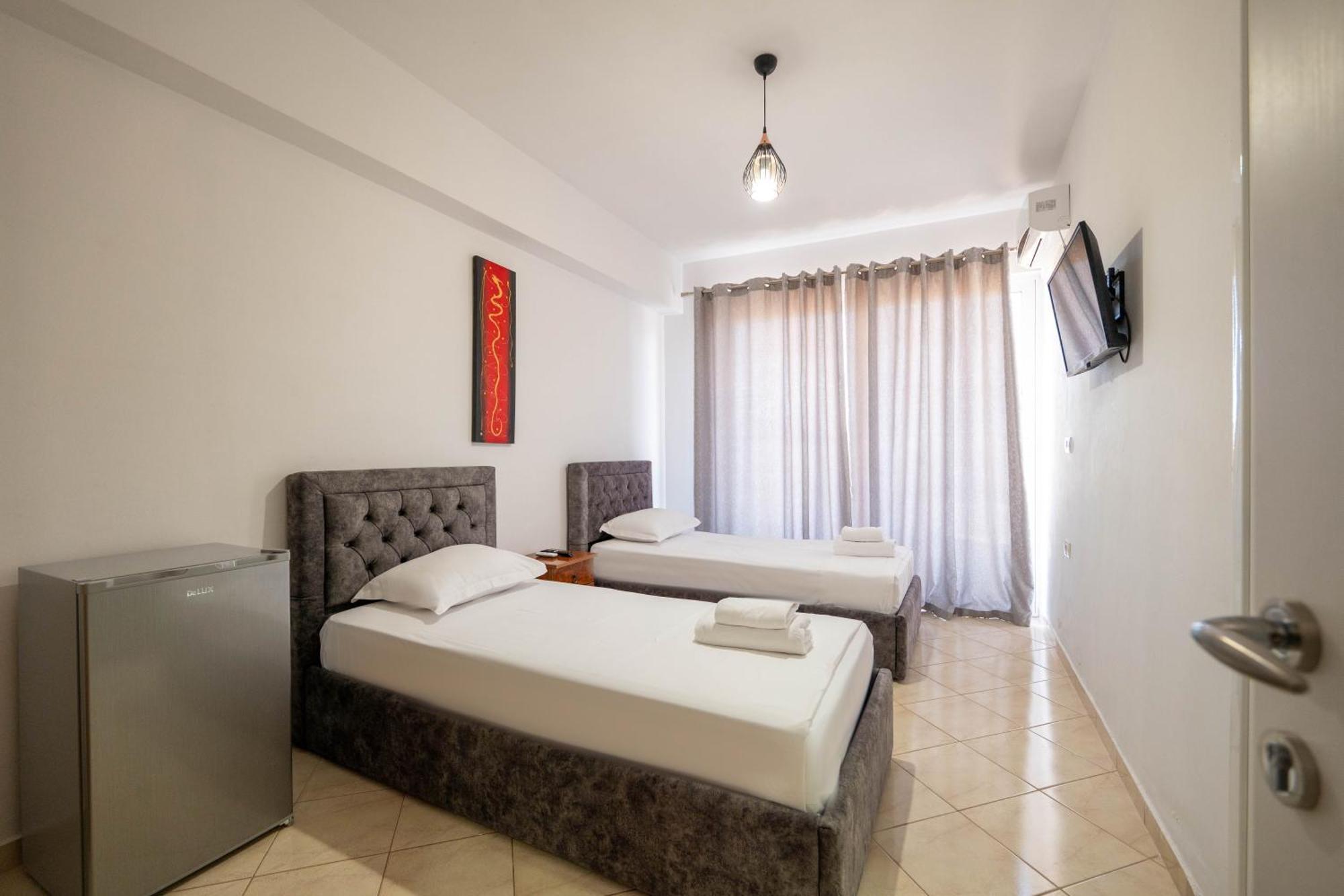 Alnes Hotel Sarandë Buitenkant foto