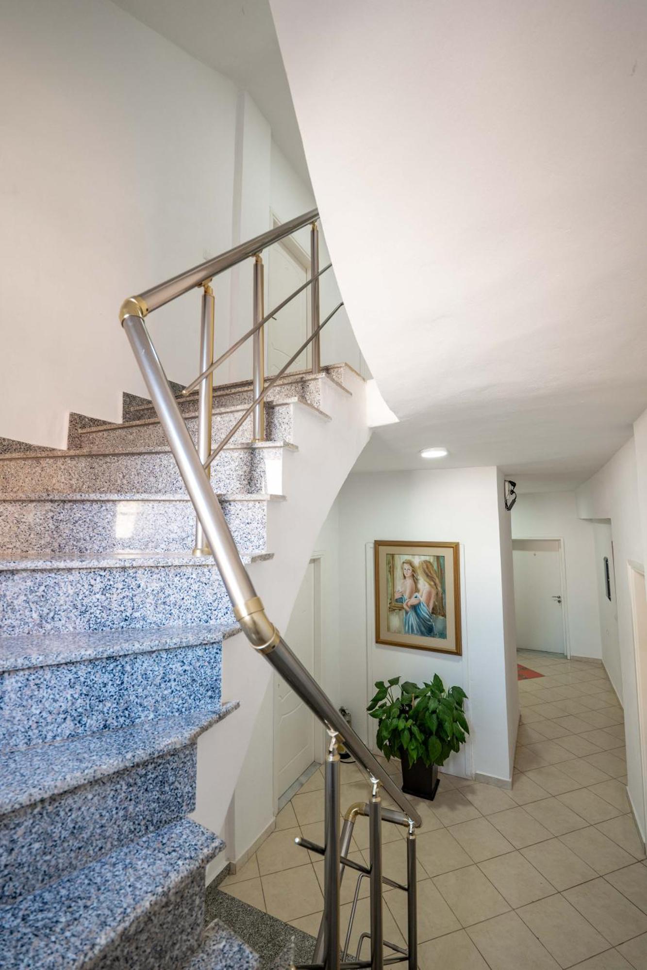 Alnes Hotel Sarandë Buitenkant foto