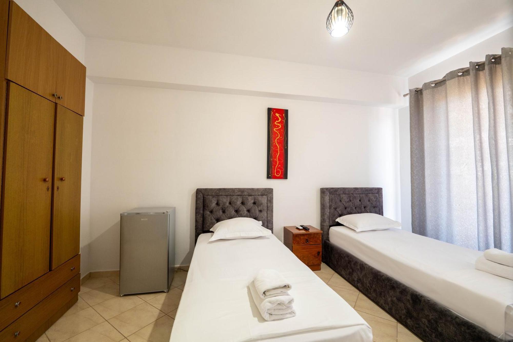 Alnes Hotel Sarandë Buitenkant foto
