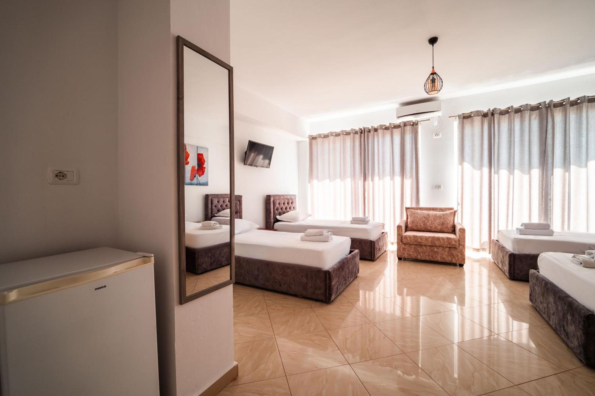 Alnes Hotel Sarandë Buitenkant foto