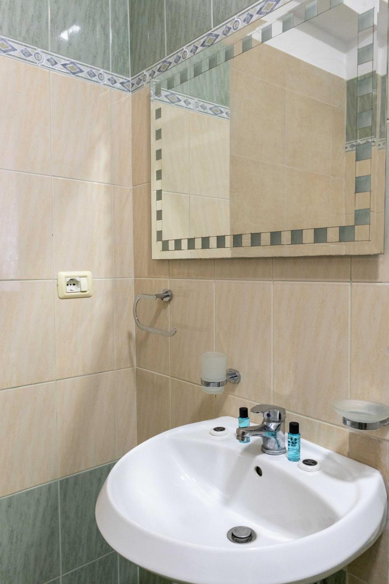 Alnes Hotel Sarandë Buitenkant foto