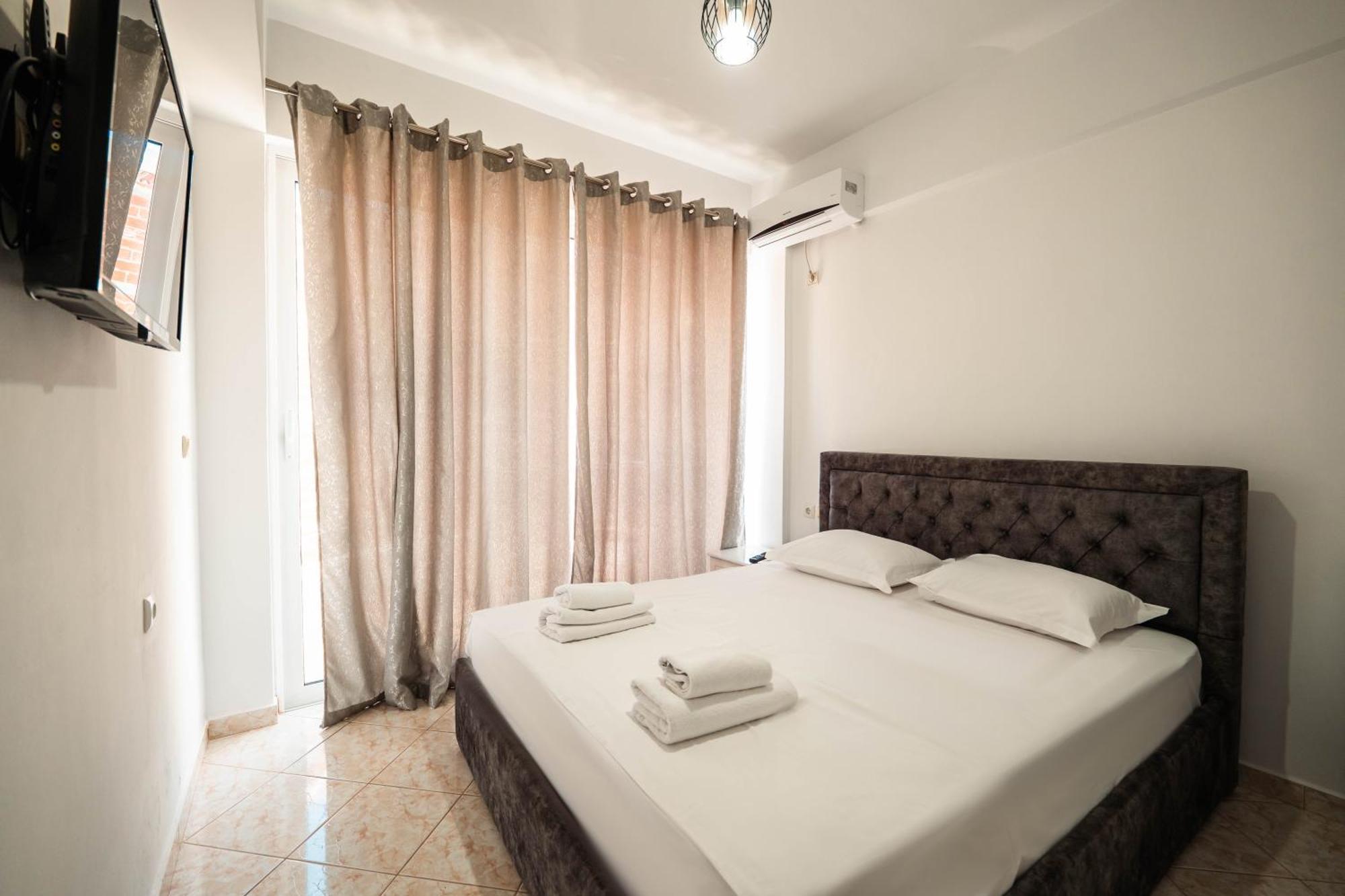 Alnes Hotel Sarandë Buitenkant foto