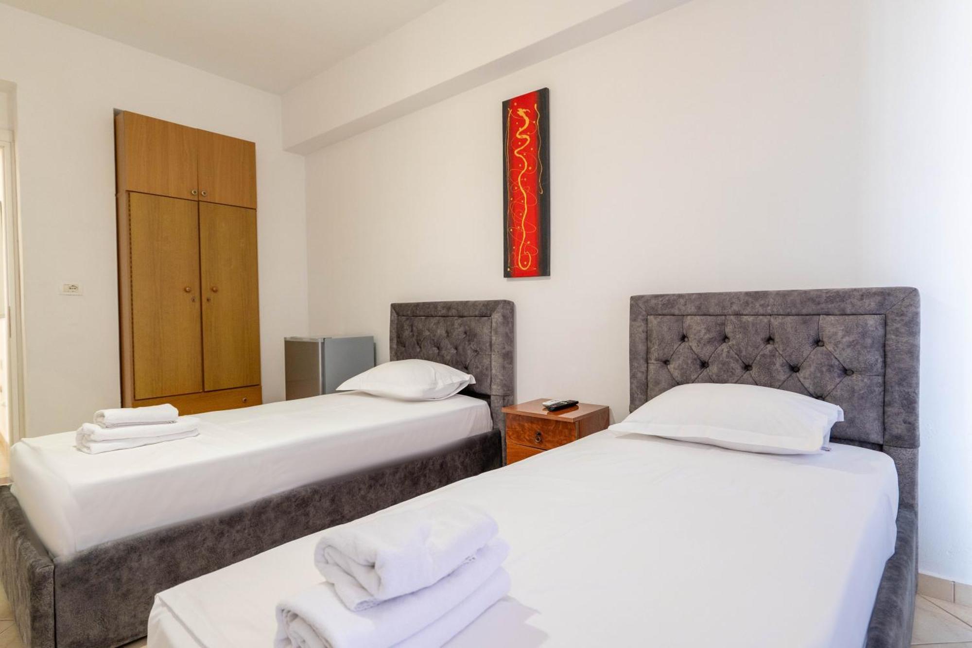 Alnes Hotel Sarandë Buitenkant foto