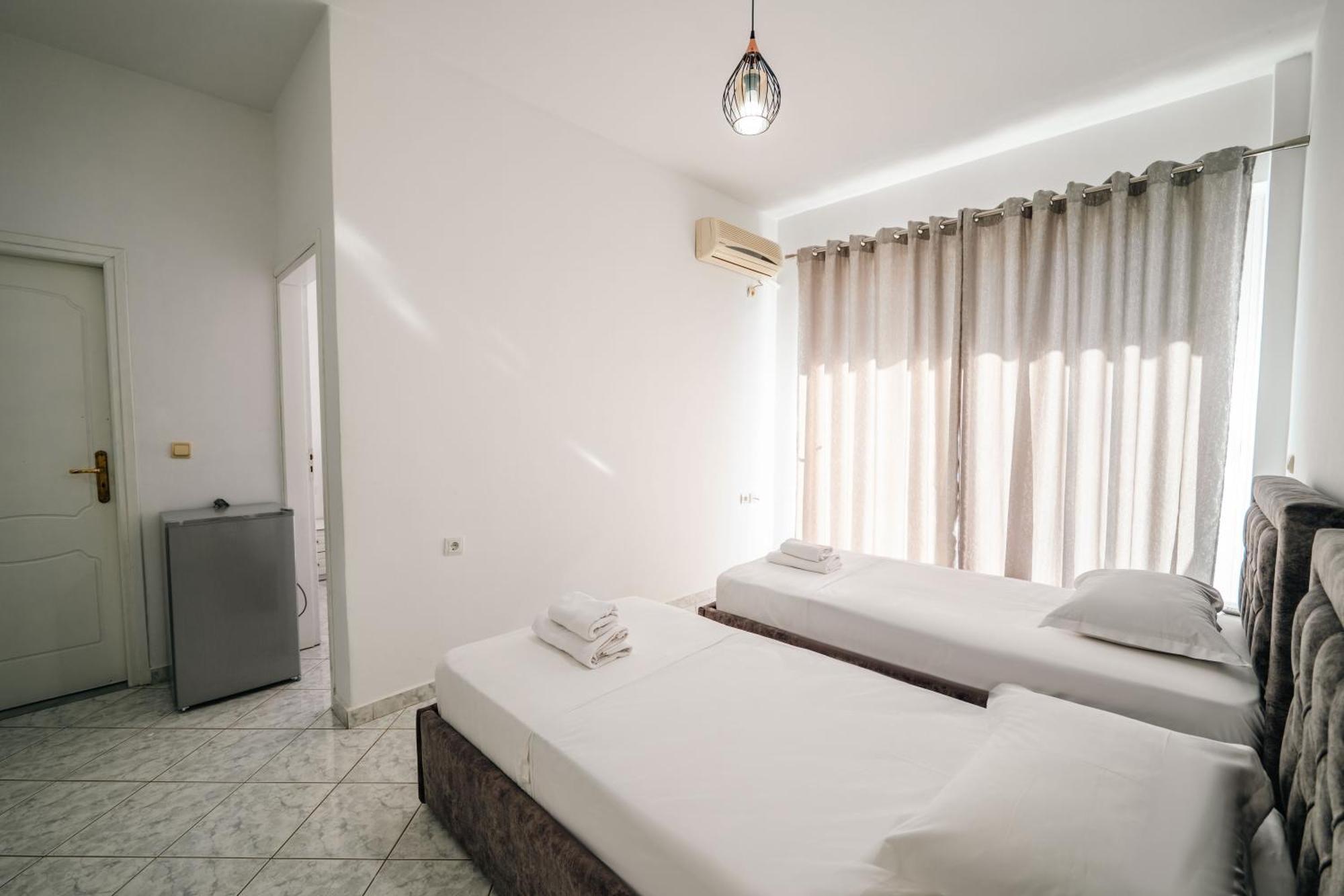 Alnes Hotel Sarandë Buitenkant foto
