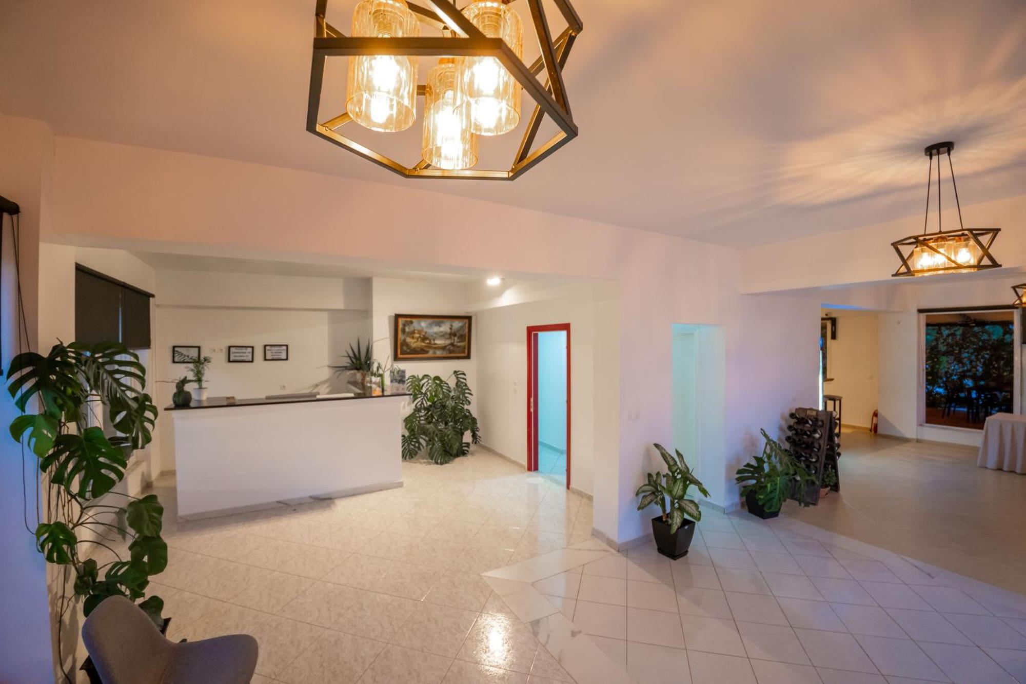 Alnes Hotel Sarandë Buitenkant foto